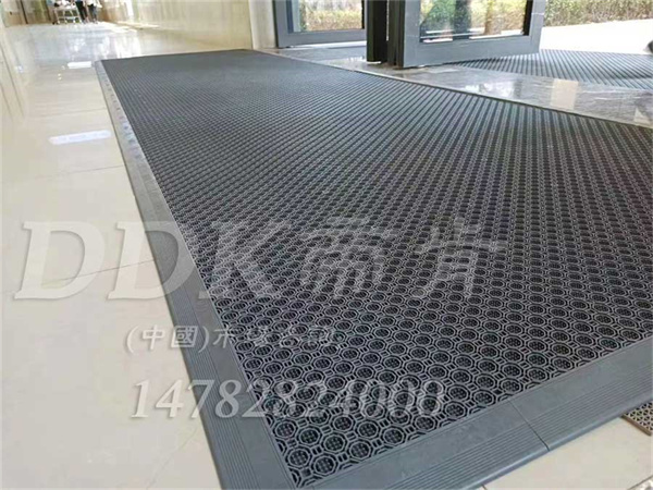 室外出入口用什么防滑防雨疏水？模塊刮砂漏孔PVC塑料橡膠墊